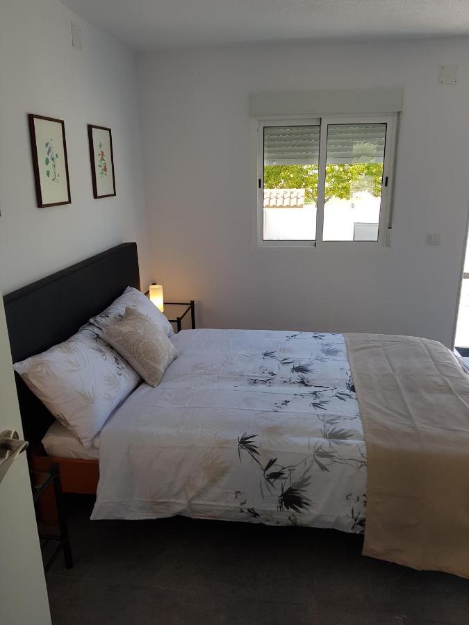 Lovely Bungalow For Four Close To Beach And City In Torrevieja Exterior foto
